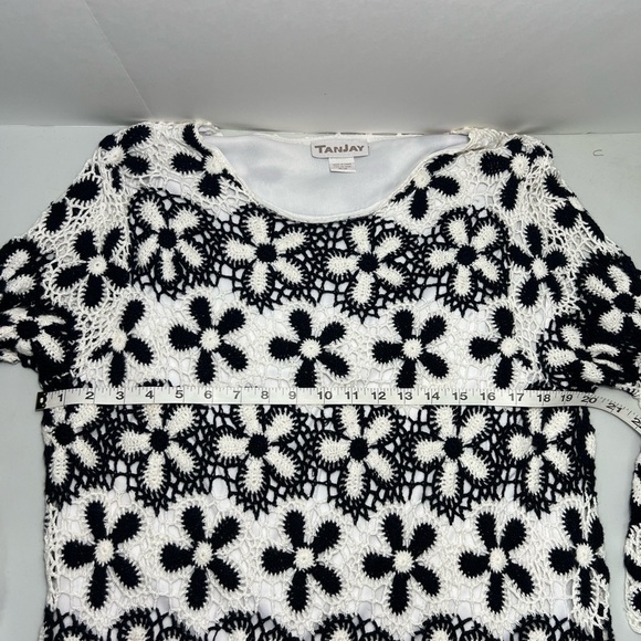 TANJAY BLACK AND WHITE CROCHET TUNIC SWEATER size Medium - Picture 4 of 5